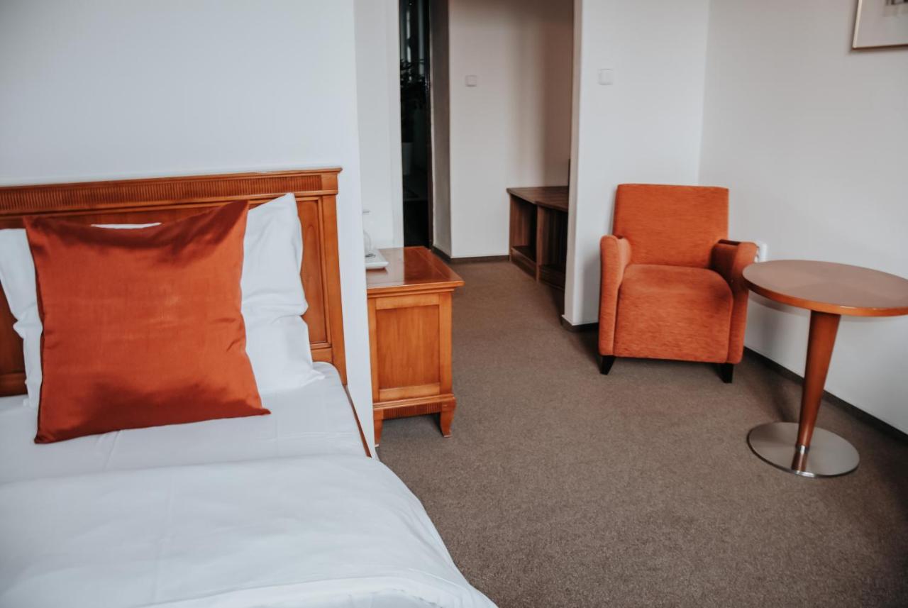B&B Hotel Praha Нови-Їчін Екстер'єр фото