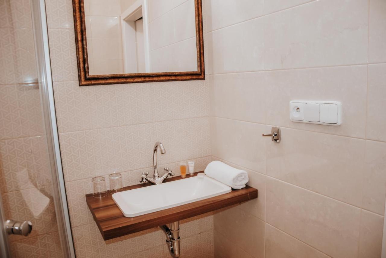 B&B Hotel Praha Нови-Їчін Екстер'єр фото