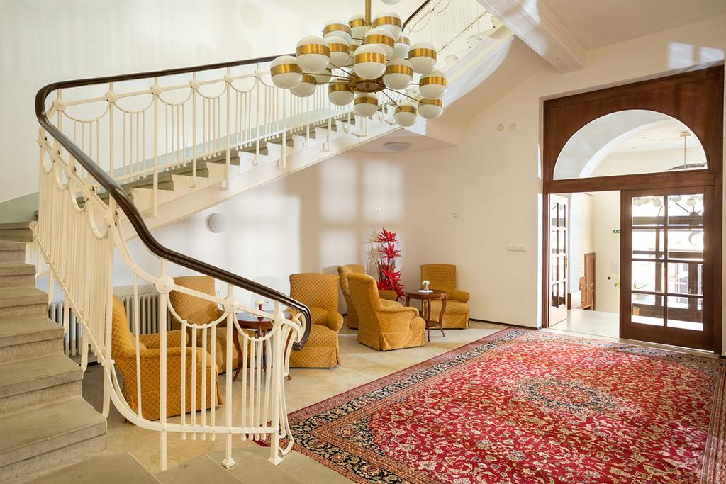 B&B Hotel Praha Нови-Їчін Екстер'єр фото