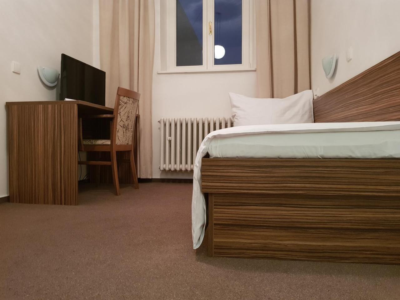 B&B Hotel Praha Нови-Їчін Екстер'єр фото